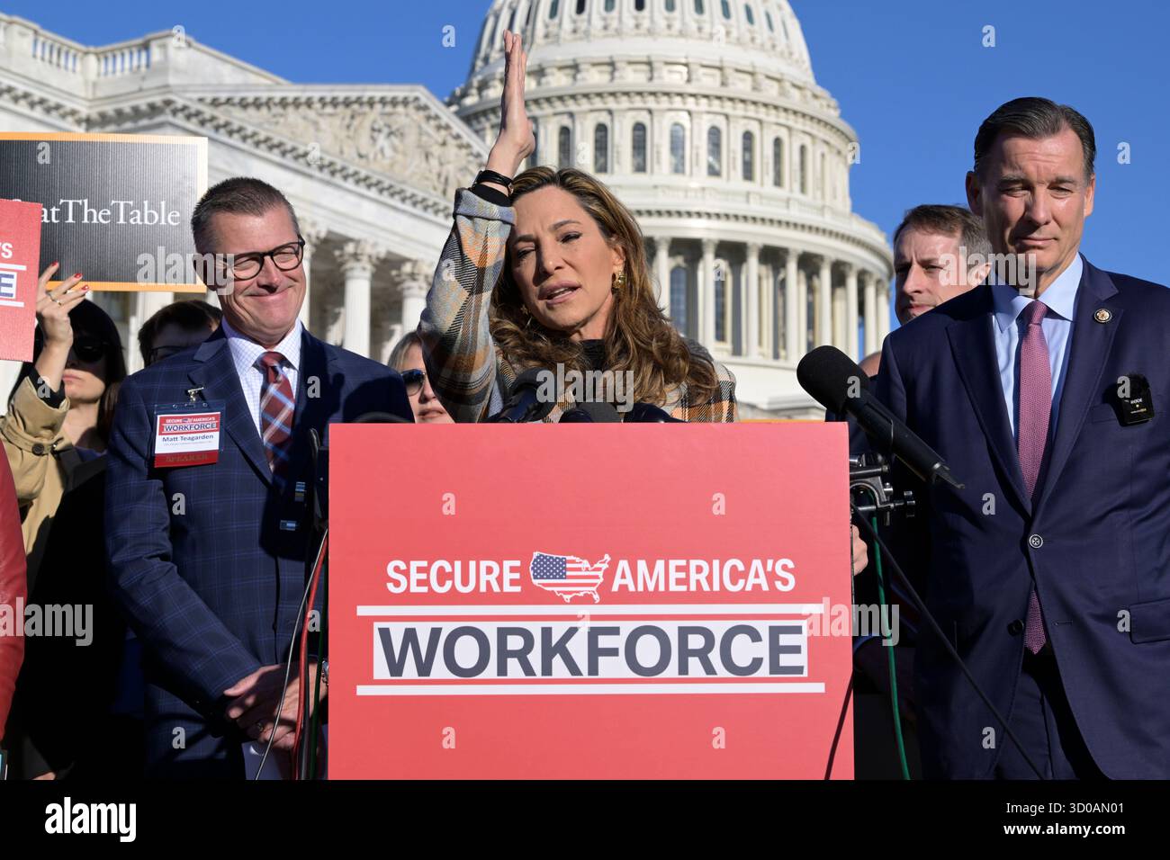 Washington, USA. Oktober 2025. Die Kongressabgeordnete Maria Elvira Salazar (D-FL) spricht heute am 22. Oktober 2025 auf einer Pressekonferenz im House Triangle/Capitoll Hill in Washington DC, USA über die Reform der Einwanderung. (Lenin Nolly/SIPA USA) Credit: SIPA USA/Alamy Live News Stockfoto