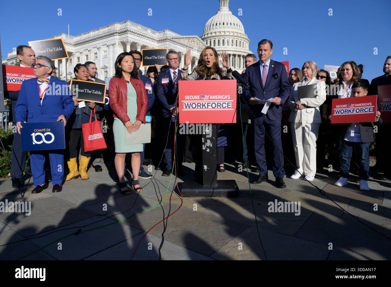 Washington, USA. Oktober 2025. Die Kongressabgeordnete Maria Elvira Salazar (D-FL) spricht heute am 22. Oktober 2025 auf einer Pressekonferenz im House Triangle/Capitoll Hill in Washington DC, USA über die Reform der Einwanderung. (Lenin Nolly/SIPA USA) Credit: SIPA USA/Alamy Live News Stockfoto