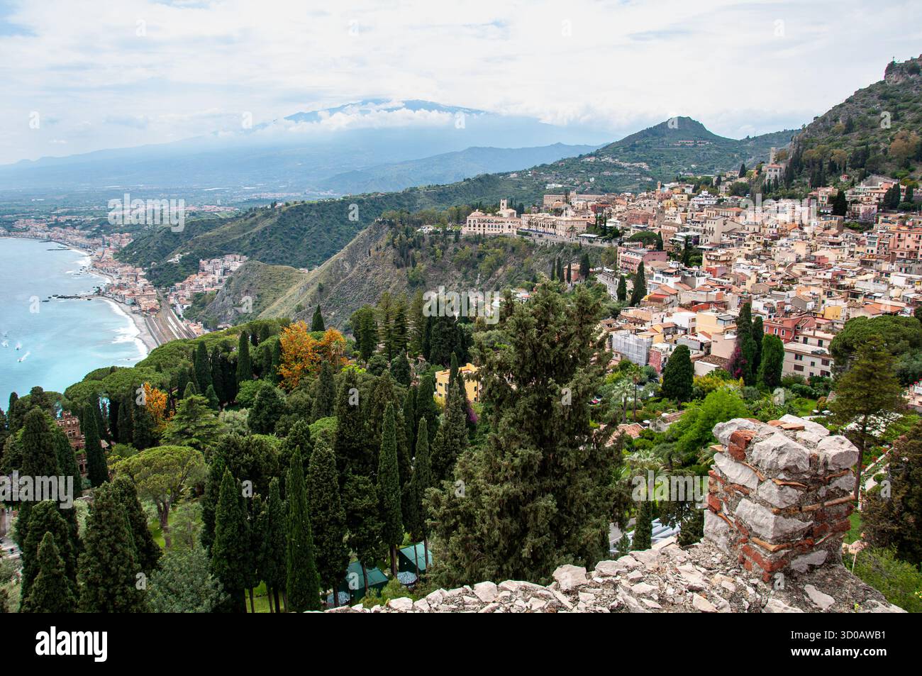 Taormina, Sizilien - die Stadt Taormina auf der Insel Sizilien mit dem Ätna im Hintergrund, der von Wolken umhüllt ist Stockfoto