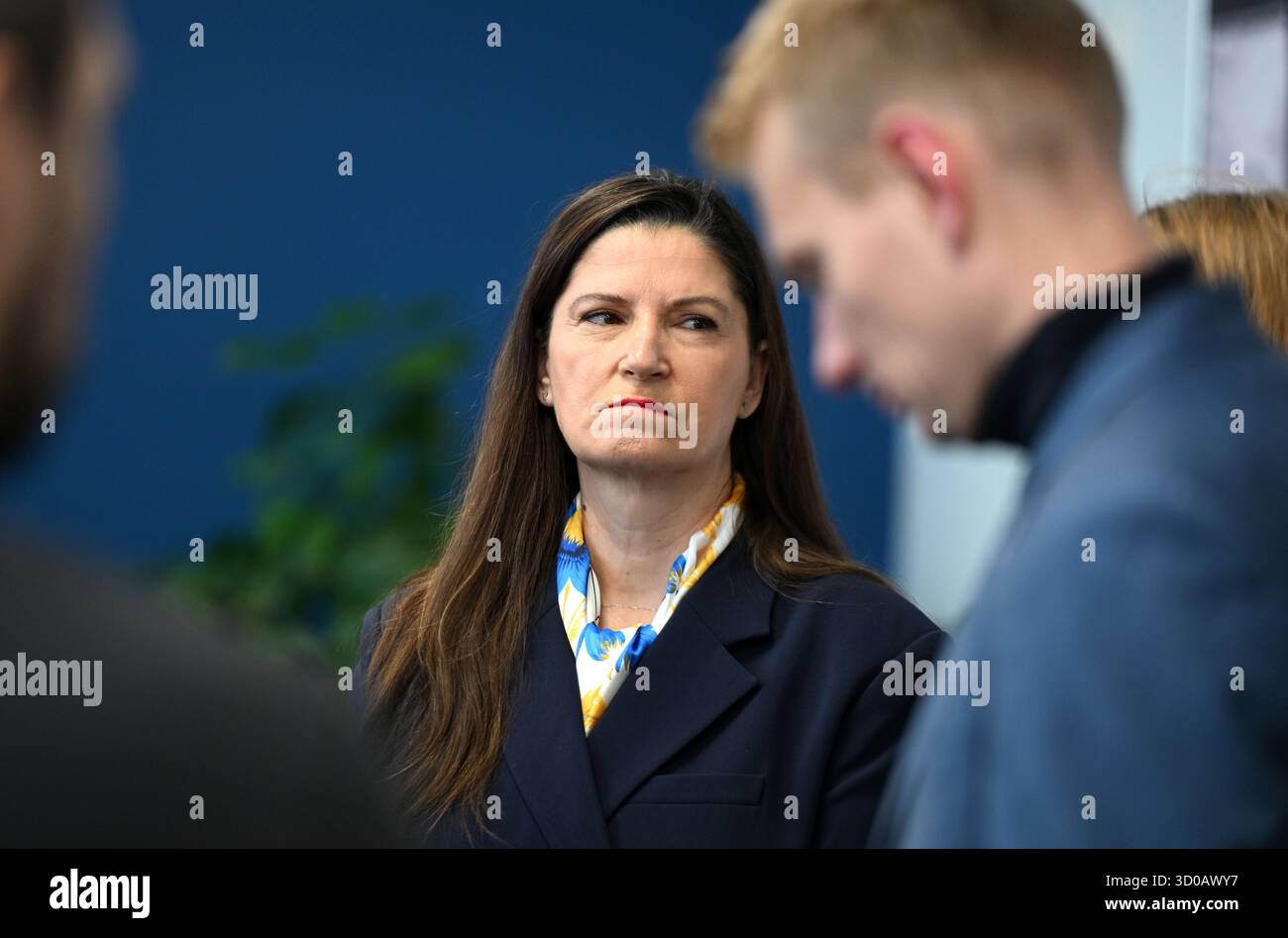 Aida Lindmeier, Direktorin des Büros der IAO in der Ukraine, beteiligt sich an der Unterzeichnung eines Partnerschaftsabkommens mit der EU zur Unterstützung der Modernisierung des ukrainischen Arbeitsmarktes durch Stärkung des sozialen Dialogs und Förderung der Jugendbeschäftigung durch die Vorbereitungen für die Umsetzung der Jugendgarantie-Initiative im Büro der EU-Delegation in der Ukraine, Kiew, Ukraine, 22. Oktober 2025. (Foto: Evgen Kotenko/Ukrinform) Stockfoto