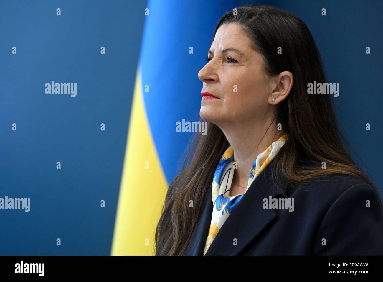 Aida Lindmeier, Direktorin des Büros der IAO in der Ukraine, beteiligt sich an der Unterzeichnung eines Partnerschaftsabkommens mit der EU zur Unterstützung der Modernisierung des ukrainischen Arbeitsmarktes durch Stärkung des sozialen Dialogs und Förderung der Jugendbeschäftigung durch die Vorbereitungen für die Umsetzung der Jugendgarantie-Initiative im Büro der EU-Delegation in der Ukraine, Kiew, Ukraine, 22. Oktober 2025. (Foto: Evgen Kotenko/Ukrinform) Stockfoto