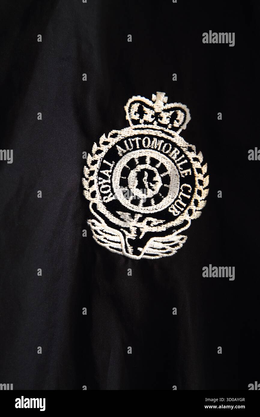 Nahaufnahme des RAC-Logos (Royal Automobile Club) auf einer wasserabweisenden Jacke Stockfoto