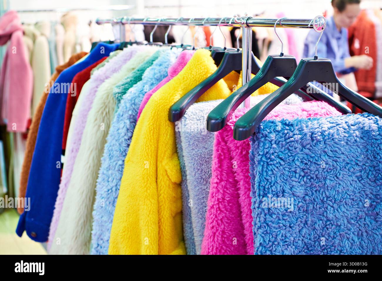 Frotteetextilien und Kleidung im Laden Stockfoto
