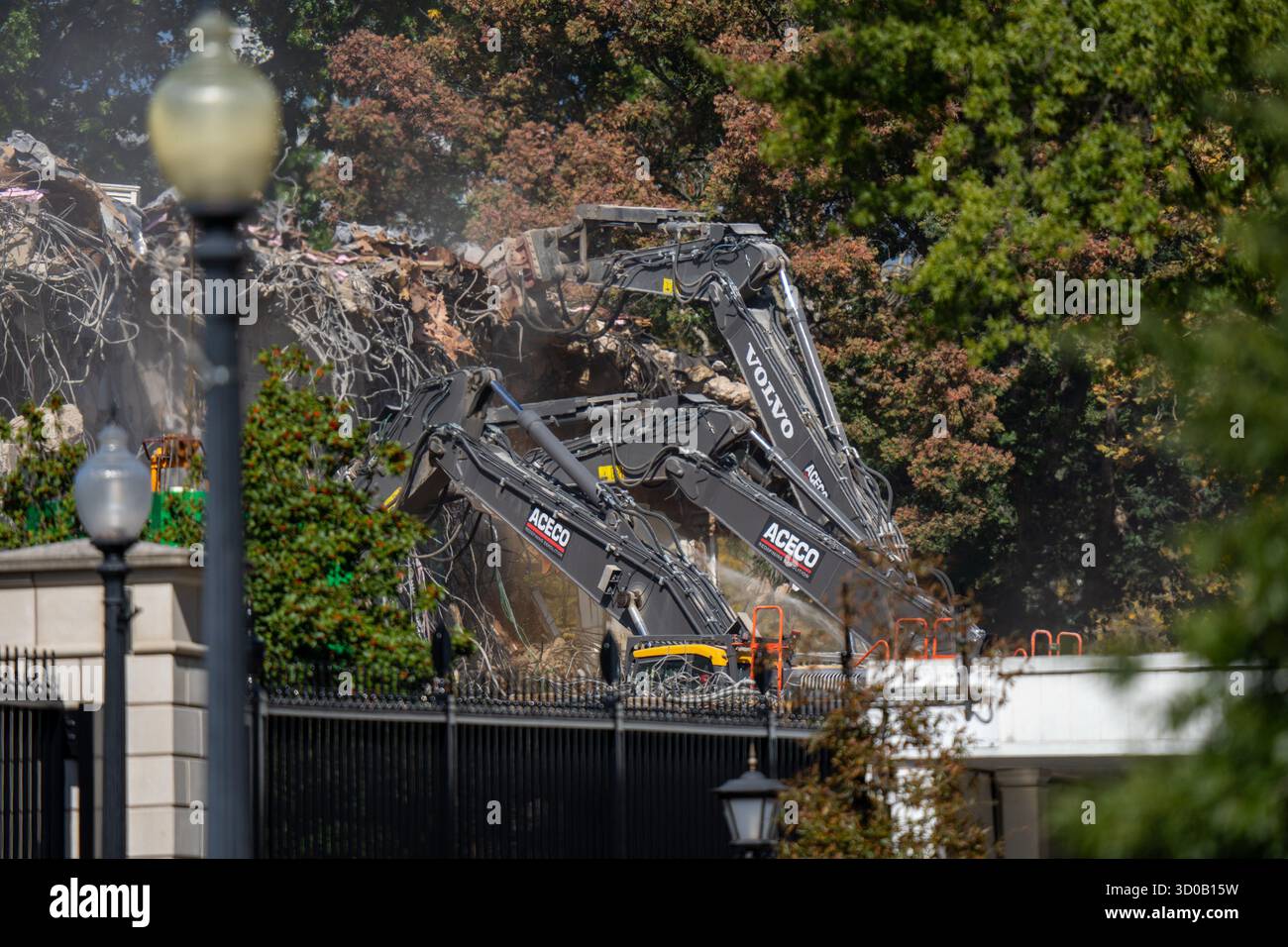 Washington, DC, USA. Oktober 2025. Abbruchteams arbeiten an der Demontage des Ostflügels des Weißen Hauses vor dem Bau des neuen Ballsaals am 22. Oktober 2025. (Kreditbild: © Andrew Leyden/ZUMA Press Wire) NUR REDAKTIONELLE VERWENDUNG! Nicht für kommerzielle ZWECKE! Stockfoto