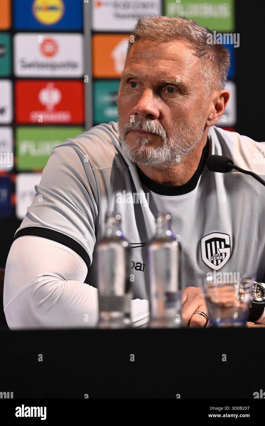 Genk, Belgien. Oktober 2025. Genks Cheftrainer Thorsten Fink wurde während einer Pressekonferenz der belgischen Fußballmannschaft KRC Genk am Mittwoch, den 22. Oktober 2025, in Genk gezeigt. Das Team bereitet sich auf das morgige Spiel gegen den spanischen Real Betis Balompie vor, das dritte Spiel (von 8) in der Liga-Phase der UEFA Europa League. BELGA FOTO JOHAN EYCKENS Credit: Belga News Agency/Alamy Live News Stockfoto
