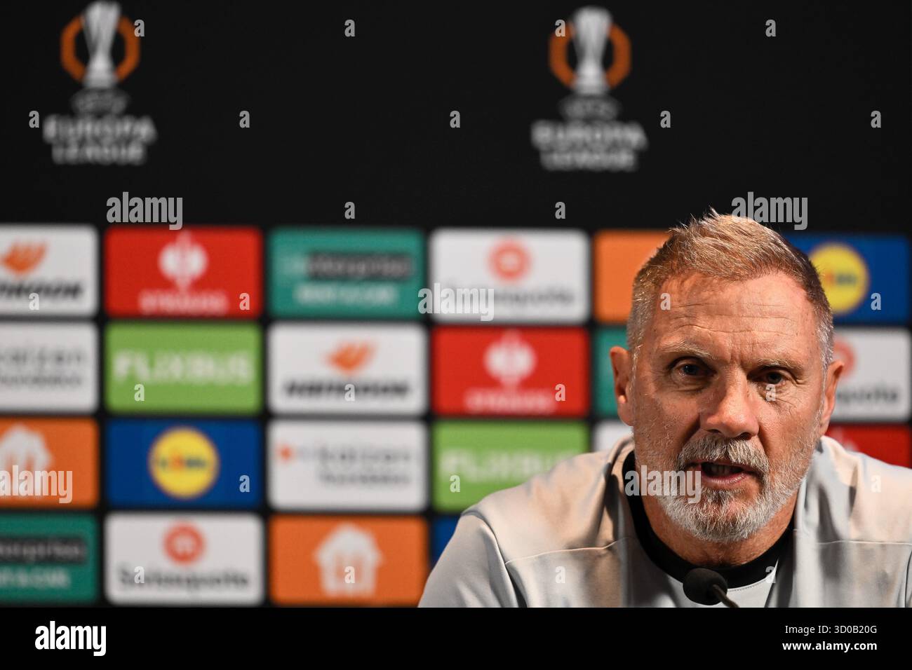 Genk, Belgien. Oktober 2025. Genks Cheftrainer Thorsten Fink wurde während einer Pressekonferenz der belgischen Fußballmannschaft KRC Genk am Mittwoch, den 22. Oktober 2025, in Genk gezeigt. Das Team bereitet sich auf das morgige Spiel gegen den spanischen Real Betis Balompie vor, das dritte Spiel (von 8) in der Liga-Phase der UEFA Europa League. BELGA FOTO JOHAN EYCKENS Credit: Belga News Agency/Alamy Live News Stockfoto