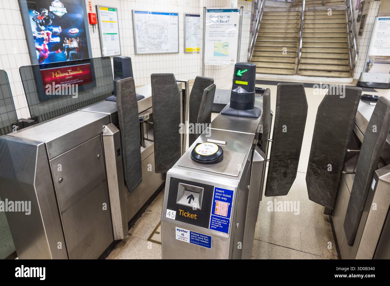 London Underground Ticket Barrieren mit kontaktlosen Oyster Kartenlesern. London, UK, 21. Juli 2023 Stockfoto
