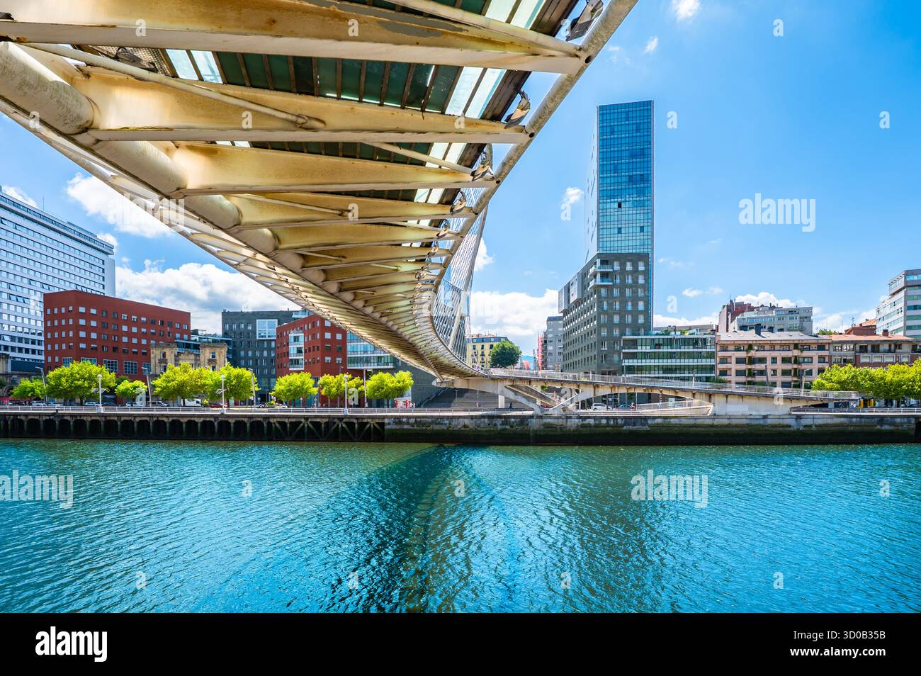 Farbenfroher Blick auf die Zubizuri-Brücke in Bilbao, Spanien Stockfoto