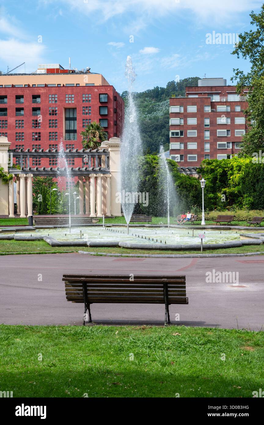 Bank am Brunnen im historischen Doña Casilda Park Bilbao, Spanien Stockfoto