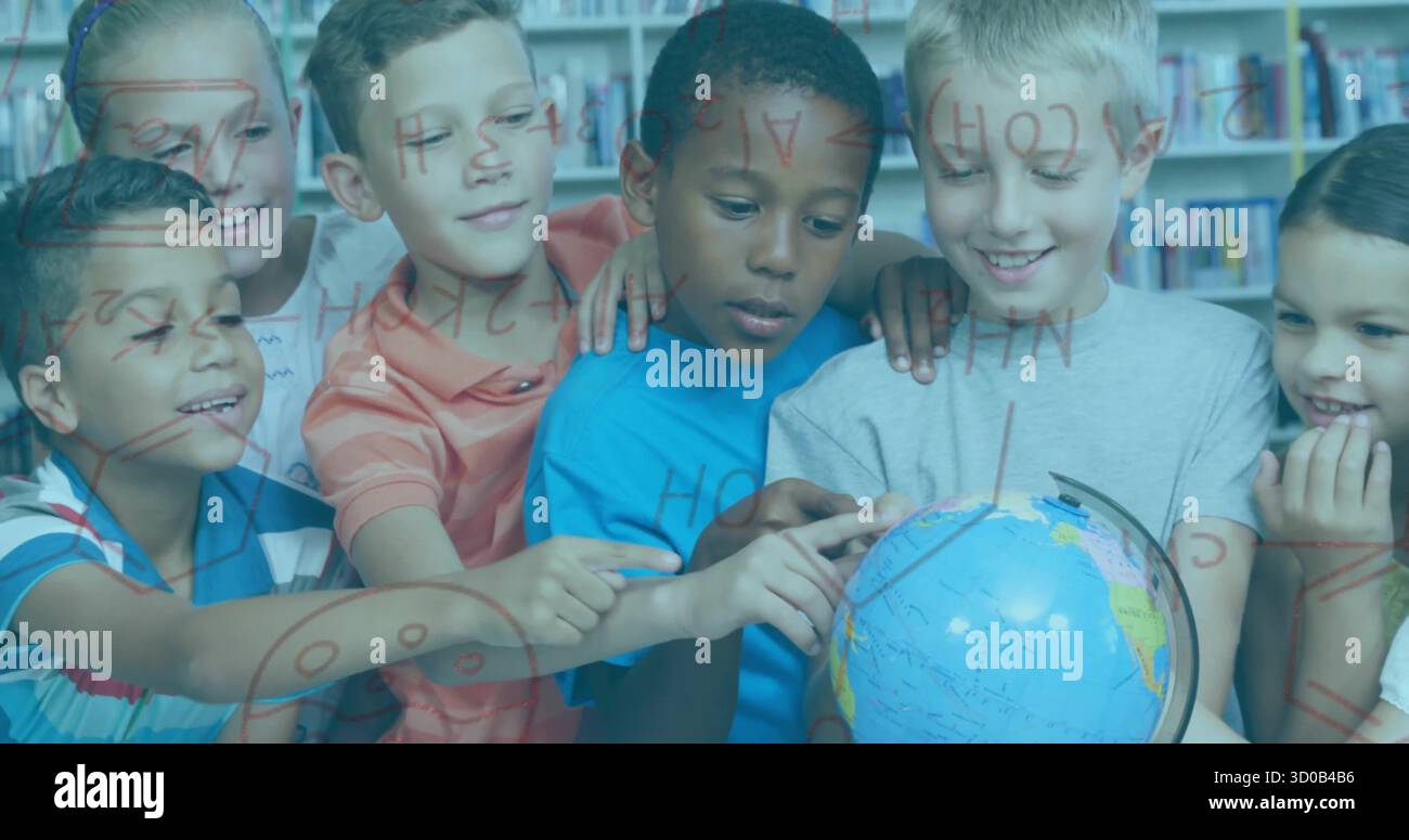 Gruppe von sieben Kindern, die sich in der Schulbibliothek um den Globus lehnen, mit transparentem mathematischem Brett Stockfoto