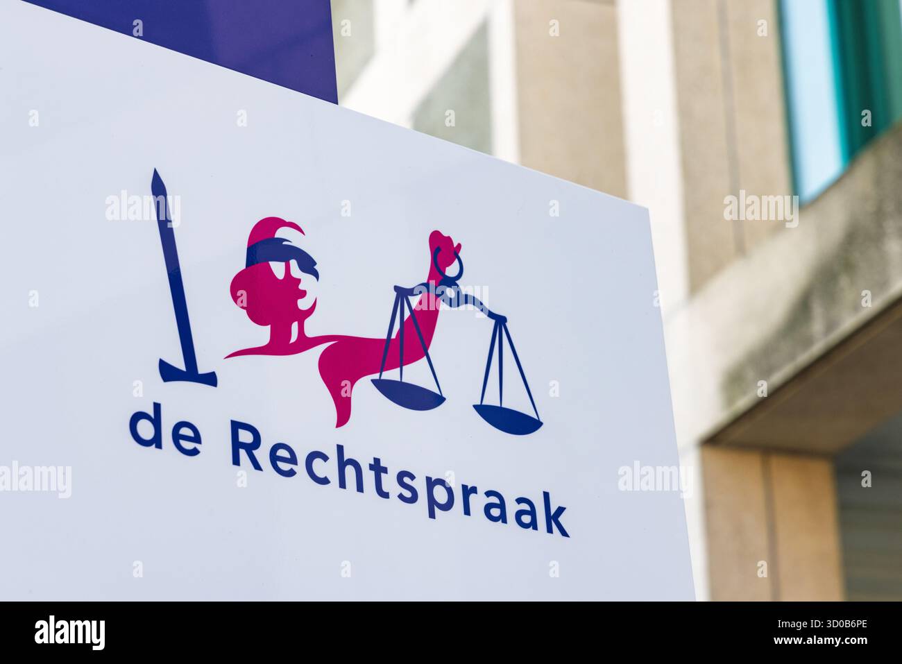 Das Logo von „de Rechtspraak“ auf einem Schild vor dem Justizpalast in Arnheim, Niederlande, symbolisiert die niederländische Justiz. Arnheim, Nether Stockfoto
