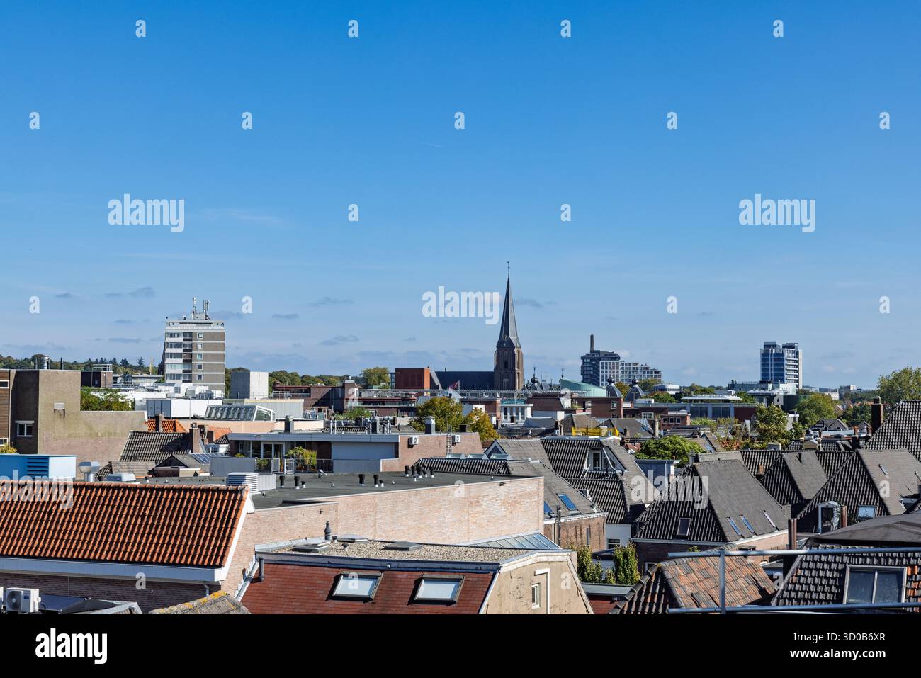Sonniger Blick über die historische und moderne Skyline von Arnheim, Niederlande, mit dem markanten Turm der Eusebius-Kirche, der sich über der Stadt erhebt. Stockfoto
