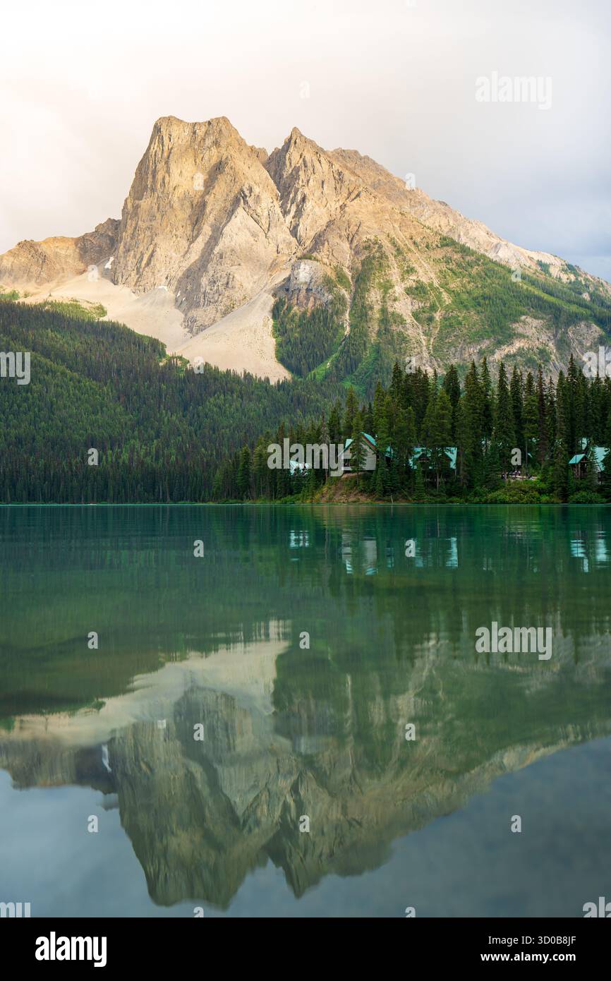 Der See spiegelt majestätische Berge wider. Ruhiges Wasser und natürliche Schönheit. Emerald Lake, BC Stockfoto