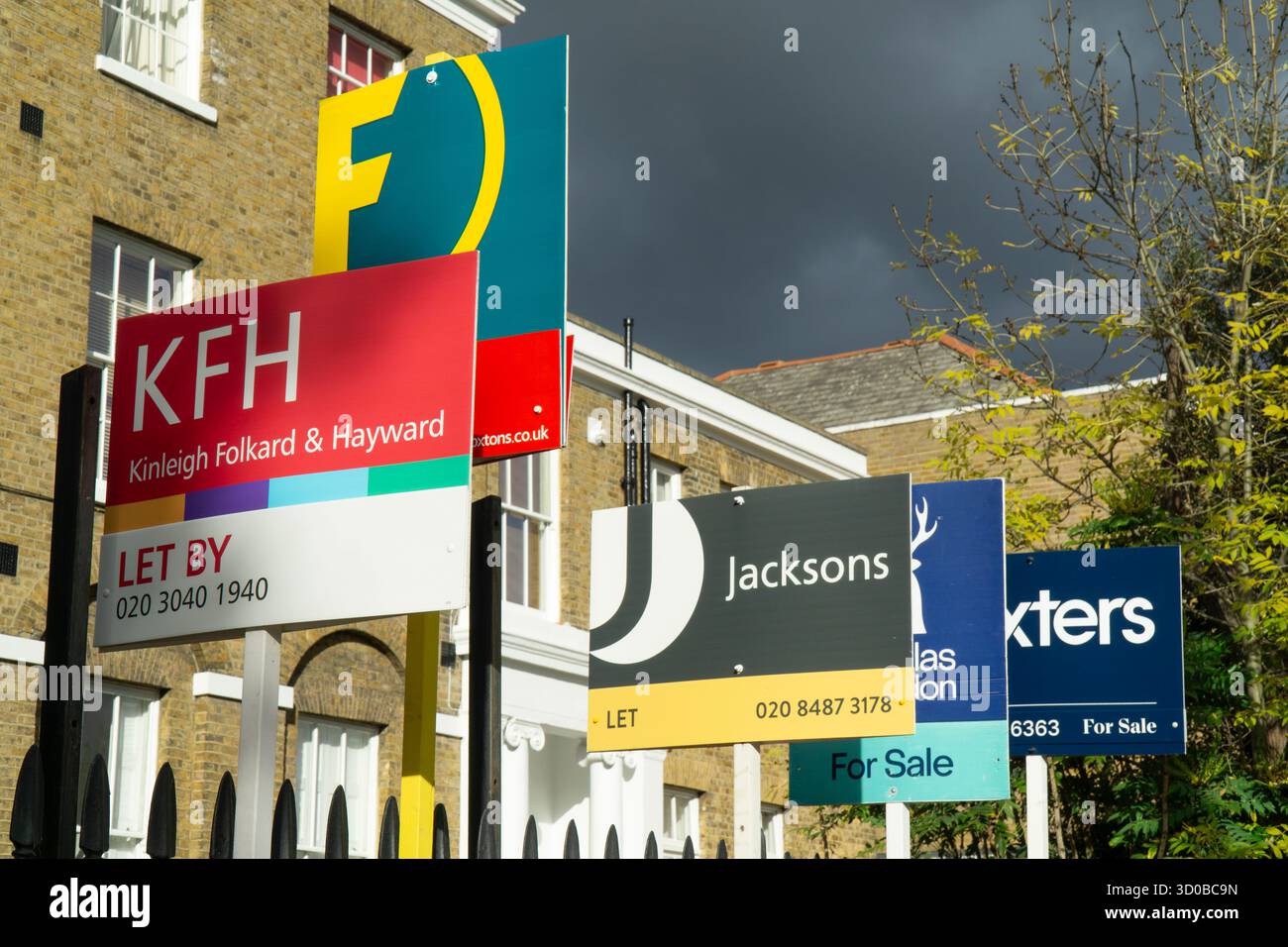 London, Großbritannien. Oktober 2025. Immobilienmakler vor einem Gebäude in Brixton, Süd-London, werben für verschiedene Wohnungen, die von verschiedenen Agenturen vermietet oder vermietet werden. In London herrscht ein Mangel an Wohnraum, und die gewerblichen Mieten sind für viele unerschwinglich hoch. Mit der heutigen Ankündigung, dass die Inflation wieder konstant bei 3,8 % war, besteht Hoffnung, dass die Zinsen bald sinken könnten. Quelle: Anna Watson/Alamy Live News Stockfoto