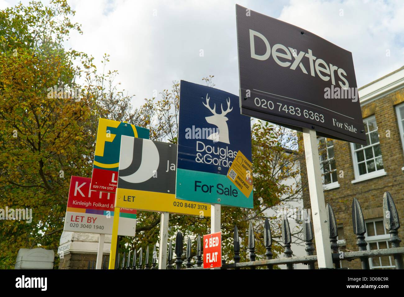 London, Großbritannien. Oktober 2025. Immobilienmakler vor einem Gebäude in Brixton, Süd-London, werben für verschiedene Wohnungen, die von verschiedenen Agenturen vermietet oder vermietet werden. In London herrscht ein Mangel an Wohnraum, und die gewerblichen Mieten sind für viele unerschwinglich hoch. Mit der heutigen Ankündigung, dass die Inflation wieder konstant bei 3,8 % war, besteht Hoffnung, dass die Zinsen bald sinken könnten. Quelle: Anna Watson/Alamy Live News Stockfoto