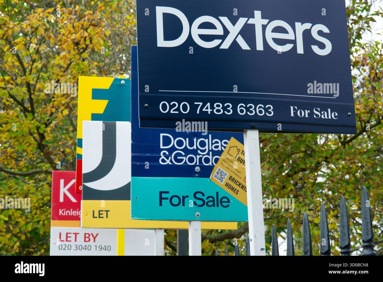 London, Großbritannien. Oktober 2025. Immobilienmakler vor einem Gebäude in Brixton, Süd-London, werben für verschiedene Wohnungen, die von verschiedenen Agenturen vermietet oder vermietet werden. In London herrscht ein Mangel an Wohnraum, und die gewerblichen Mieten sind für viele unerschwinglich hoch. Mit der heutigen Ankündigung, dass die Inflation wieder konstant bei 3,8 % war, besteht Hoffnung, dass die Zinsen bald sinken könnten. Quelle: Anna Watson/Alamy Live News Stockfoto