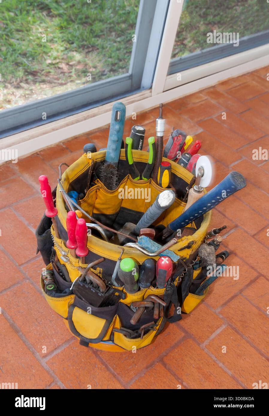 Kreisförmige Werkzeugtasche mit verschiedenen Werkzeugen für Tür- und Fensterreparaturen. Stockfoto