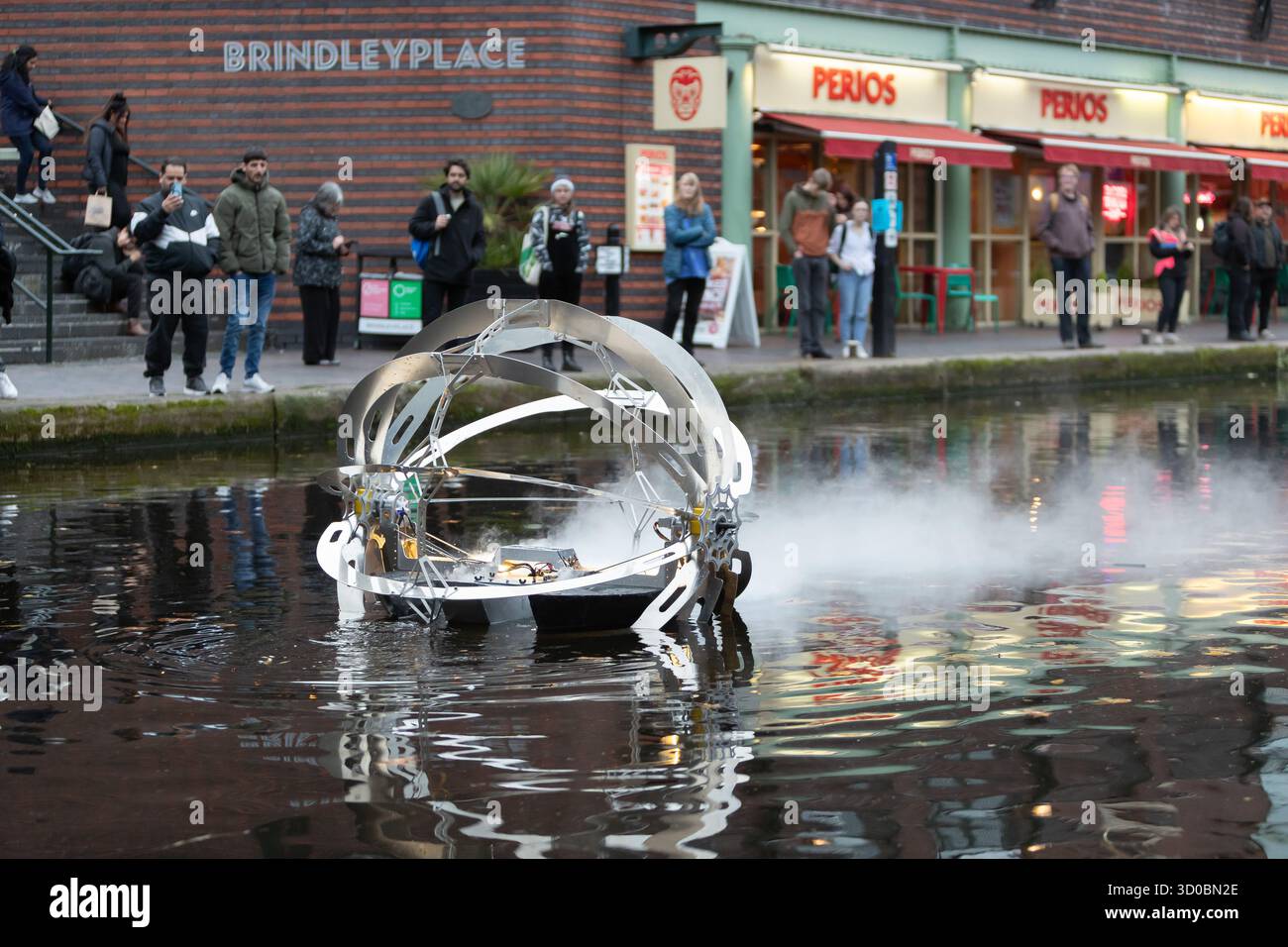 Birmingham, Großbritannien. Oktober 2025. Eine faszinierende Flotte von drei beleuchteten Badeskulpturen, die über die Kanäle von Birmingham und dem Black Country aufführen werden, lässt ihr Mädchen heute im Kanal im Stadtzentrum von Birmingham „schwimmen“. Der Künstler Michael Candy hat Water Bots als bahnbrechende Fusion von Kunst und Technik geschaffen. Es ist vom industriellen Erbe der Region West Midland inspiriert und wurde von Birmingham Open Media in Auftrag gegeben. Quelle: Peter Lopeman/Alamy Live News Stockfoto