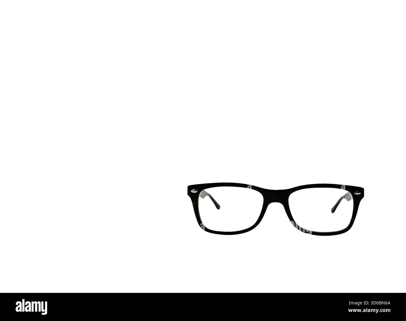 Brille mit einem schwarzen Rahmen unten rechts auf weißem Hintergrund. Kopierbereich. Stockfoto