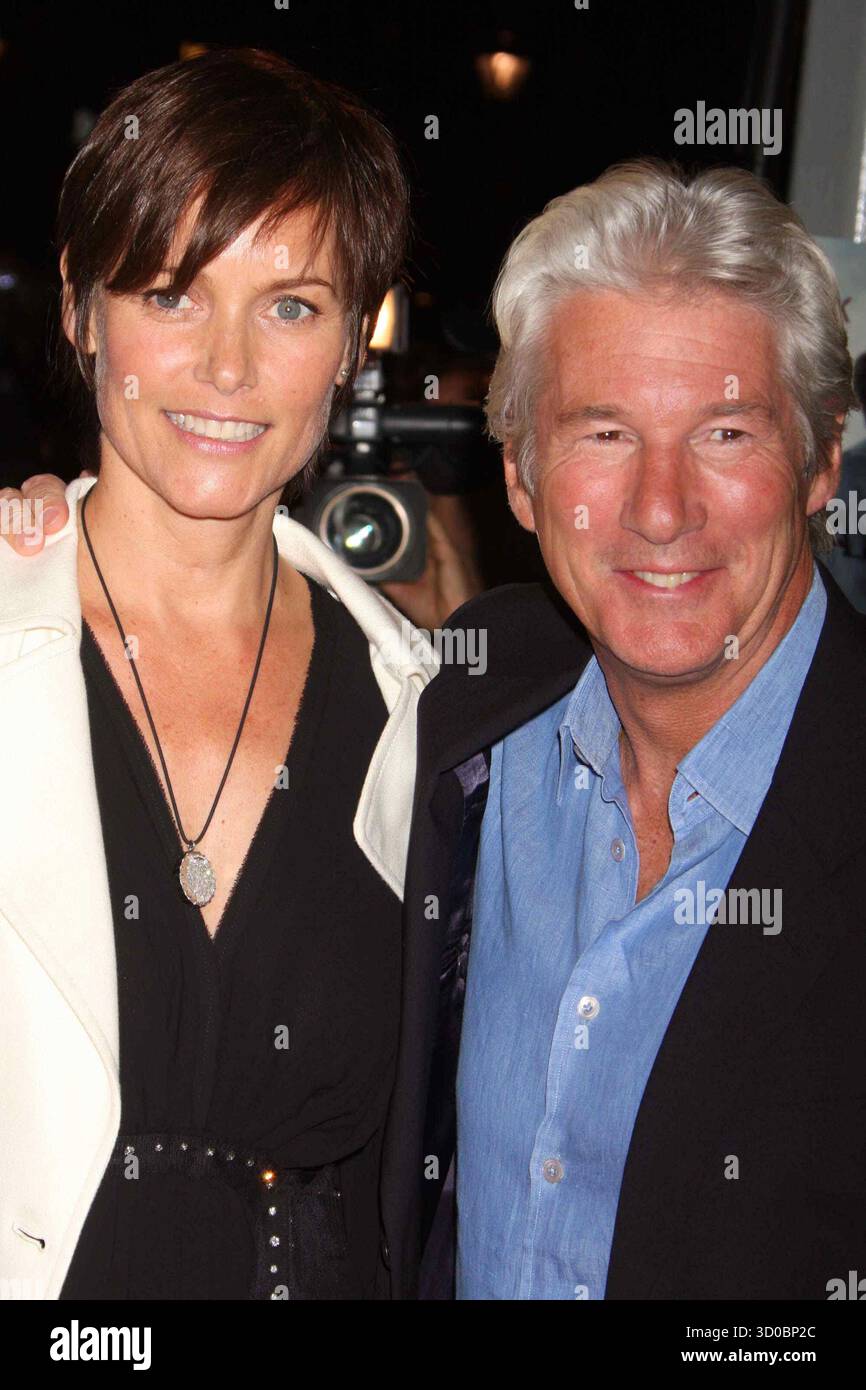 Carey Lowell und Richard Gere nehmen am 20. Oktober 2009 an der Fox Searchlight Pictures Weltpremiere von „Amelia“ im Paris Theater in New York teil. Foto: Henry McGee/MediaPunch Stockfoto