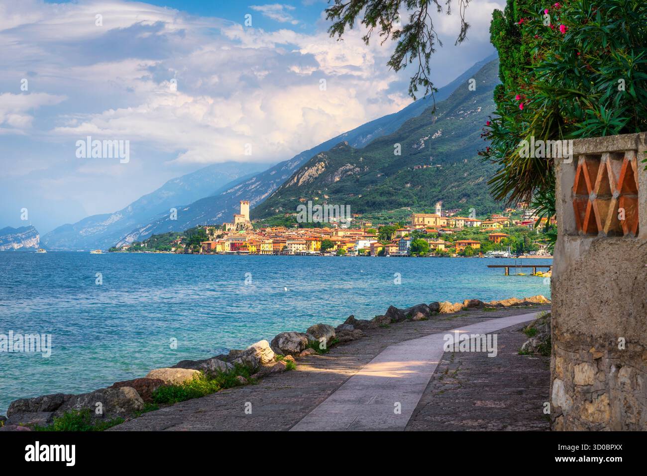 Malerischer Blick vom See aus auf das Dorf Malcesine und das Schloss Scaliger am Gardasee, Berge im Hintergrund, Region Venetien, Italien Stockfoto
