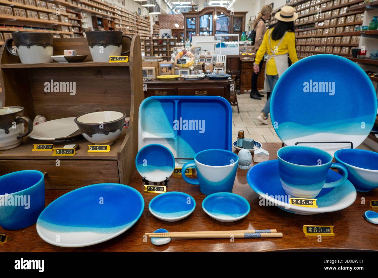 Die New York Fliesenfabrik ist ein japanischer Importmarkt für Haushaltswaren an der Sixth Avenue, 2025, New York City, USA Stockfoto