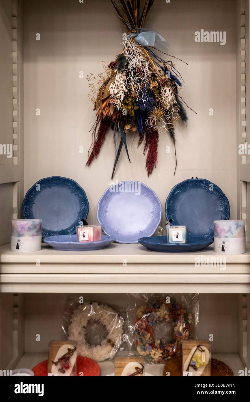 Die New York Fliesenfabrik ist ein japanischer Importmarkt für Haushaltswaren an der Sixth Avenue, 2025, New York City, USA Stockfoto