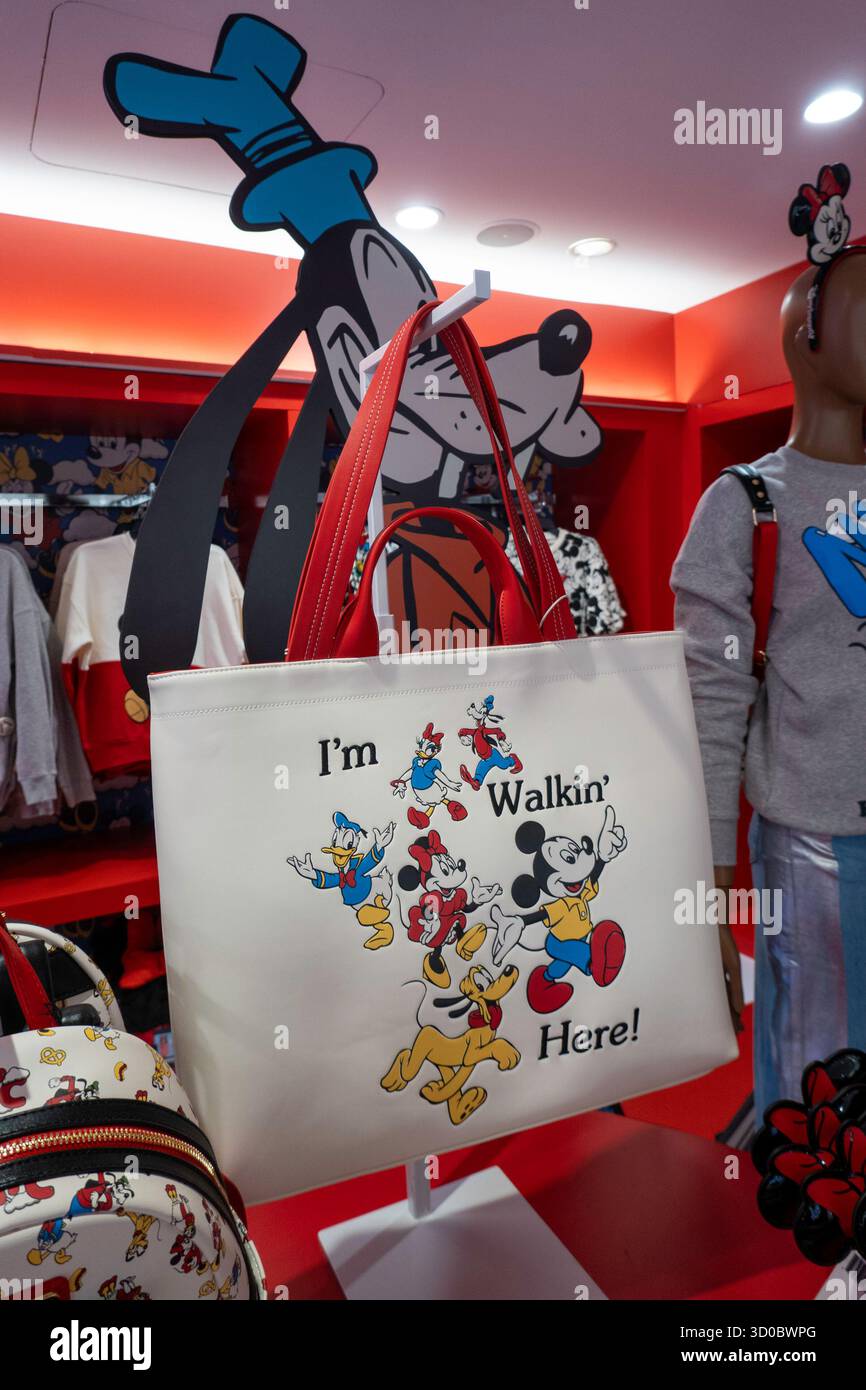 Disney-Merchandise zur Unterstützung der Macy's Thanksgiving Day Parade, 2025, New York City, USA Stockfoto