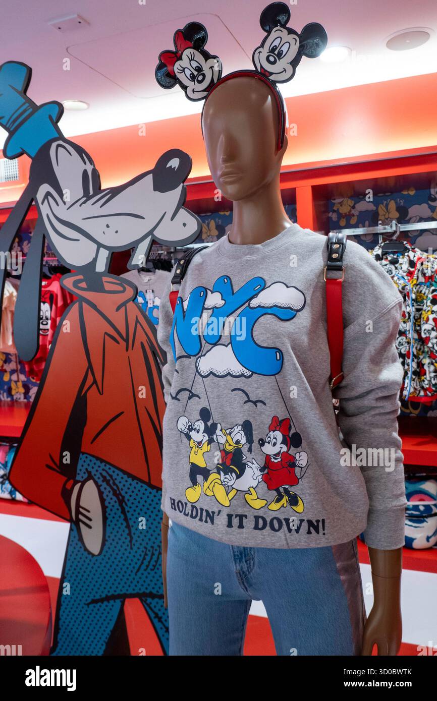 Disney-Merchandise zur Unterstützung der Macy's Thanksgiving Day Parade, 2025, New York City, USA Stockfoto