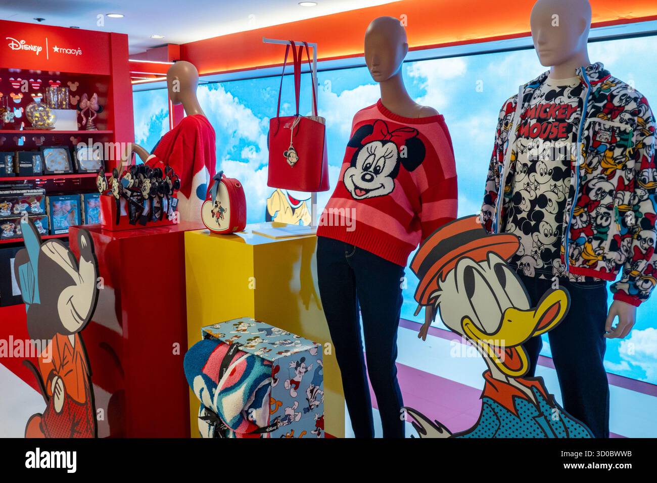 Disney-Merchandise zur Unterstützung der Macy's Thanksgiving Day Parade, 2025, New York City, USA Stockfoto