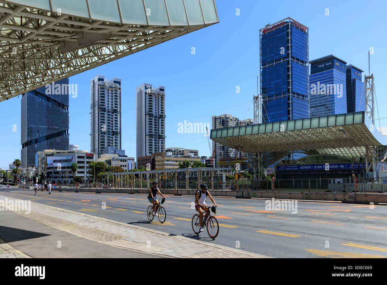 Tel Aviv, Israel -02, Oktober 2025: Leere Straßen in Tel Aviv während des Yom Kipur, wenn Autos verschwinden und die Menschen mit dem Fahrrad durch die ruhige Stadt su fahren Stockfoto