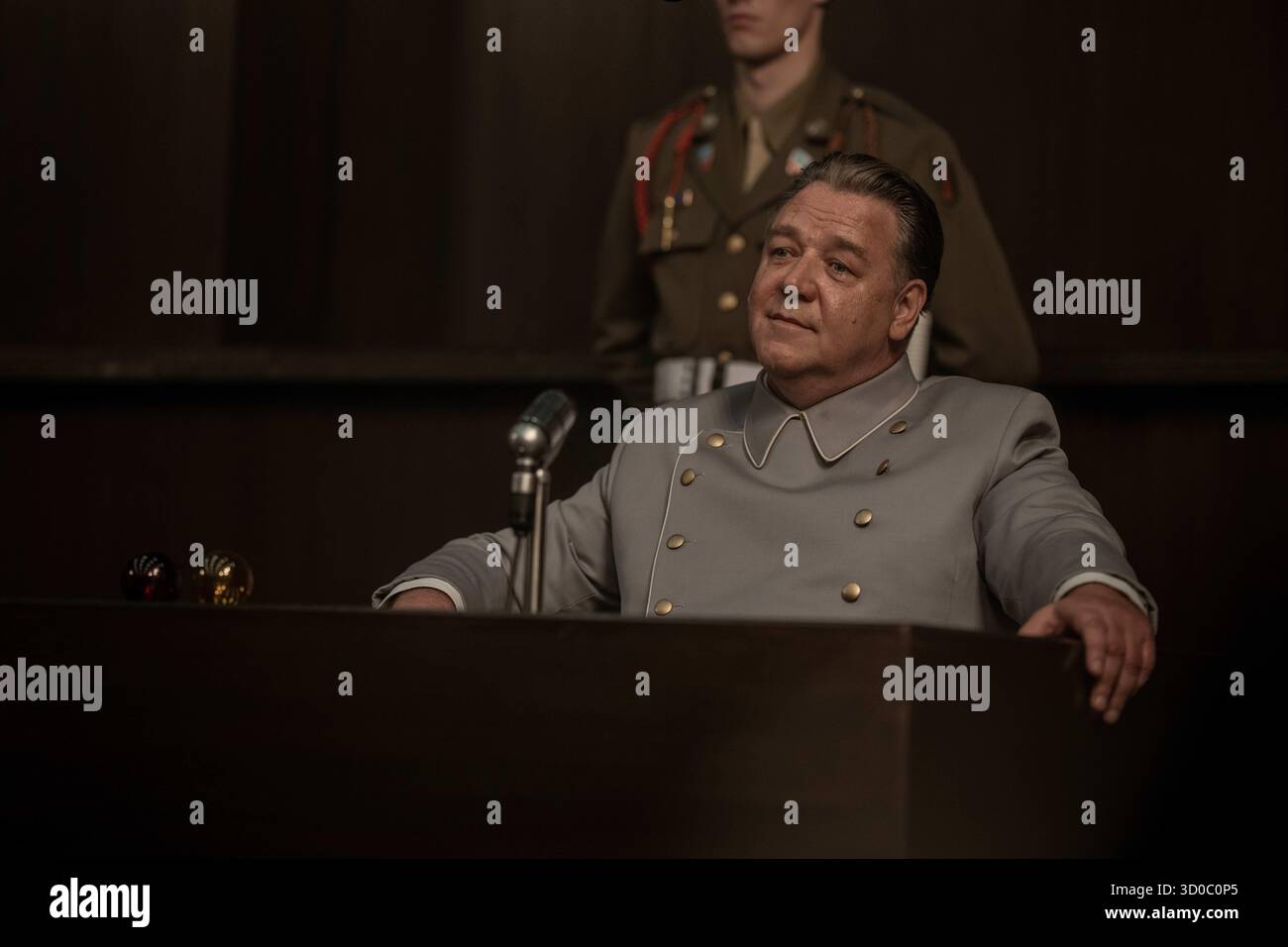 ERSCHEINUNGSDATUM: 7. November 2025 TITEL: Nürnberg STUDIO: Sony Pictures Classics REGISSEUR: James Vanderbilt PLOT: Ein Psychiater aus dem Zweiten Weltkrieg bewertet Nazi-Führer vor den Nürnberger Prozessen und wird zunehmend besessen vom Verständnis des Bösen, während er eine beunruhigende Verbindung zu Hermann Goring bildet. HAUPTROLLE: NUR REDAKTIONELLE VERWENDUNG VON RUSSELL CROWE! Nicht für kommerzielle ZWECKE! Stockfoto