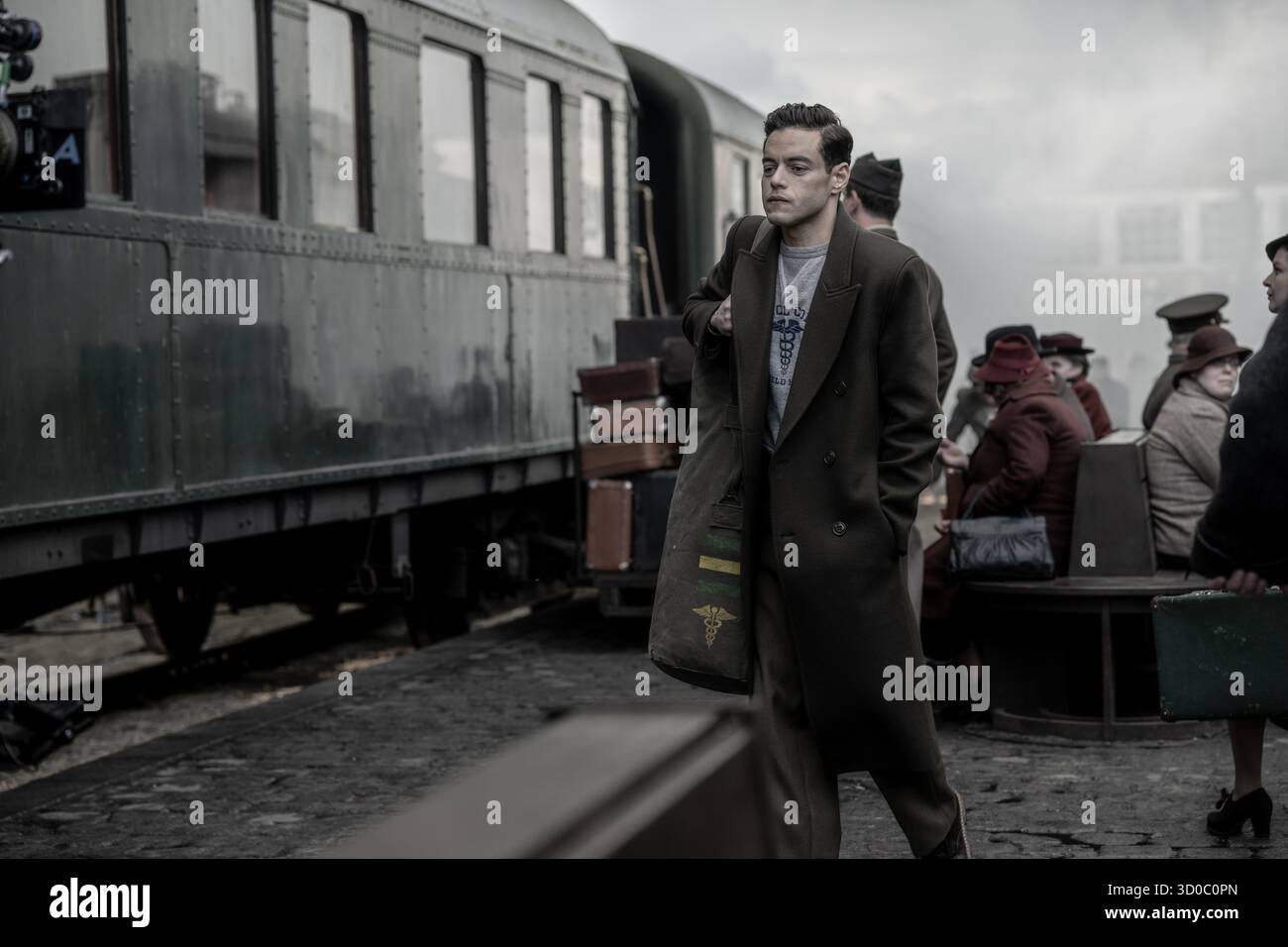 ERSCHEINUNGSDATUM: 7. November 2025 TITEL: Nürnberg STUDIO: Sony Pictures Classics REGISSEUR: James Vanderbilt PLOT: Ein Psychiater aus dem Zweiten Weltkrieg bewertet Nazi-Führer vor den Nürnberger Prozessen und wird zunehmend besessen vom Verständnis des Bösen, während er eine beunruhigende Verbindung zu Hermann Goring bildet. HAUPTROLLE: RAMI MALEK NUR REDAKTIONELLE VERWENDUNG! Nicht für kommerzielle ZWECKE! Stockfoto