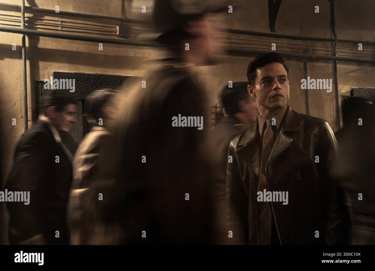 ERSCHEINUNGSDATUM: 7. November 2025 TITEL: Nürnberg STUDIO: Sony Pictures Classics REGISSEUR: James Vanderbilt PLOT: Ein Psychiater aus dem Zweiten Weltkrieg bewertet Nazi-Führer vor den Nürnberger Prozessen und wird zunehmend besessen vom Verständnis des Bösen, während er eine beunruhigende Verbindung zu Hermann Goring bildet. HAUPTROLLE: RAMI MALEK NUR REDAKTIONELLE VERWENDUNG! Nicht für kommerzielle ZWECKE! Stockfoto