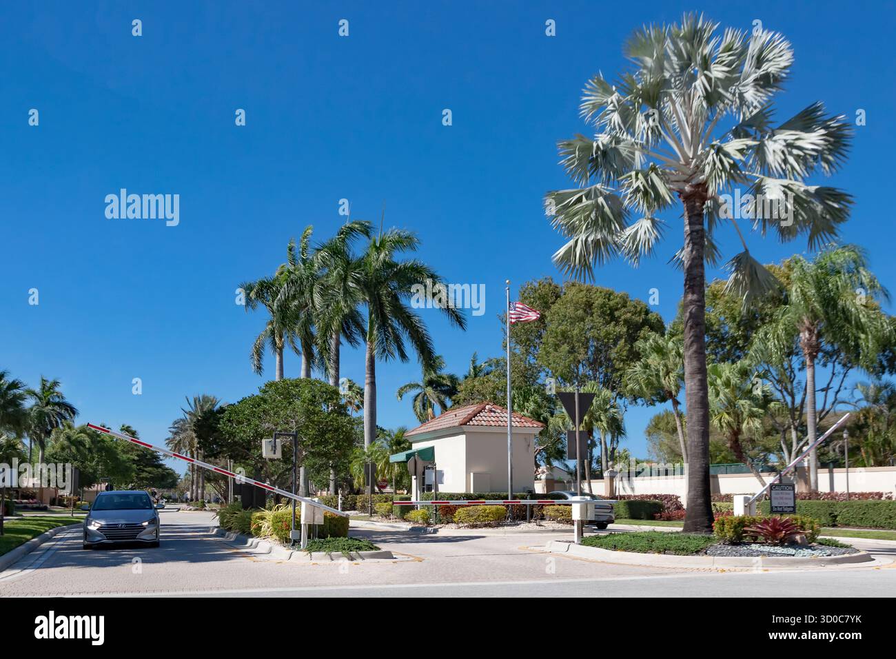 Wohnwagen fährt in eine geschlossene Gemeinde in Boynton Beach, Florida, USA. Stockfoto