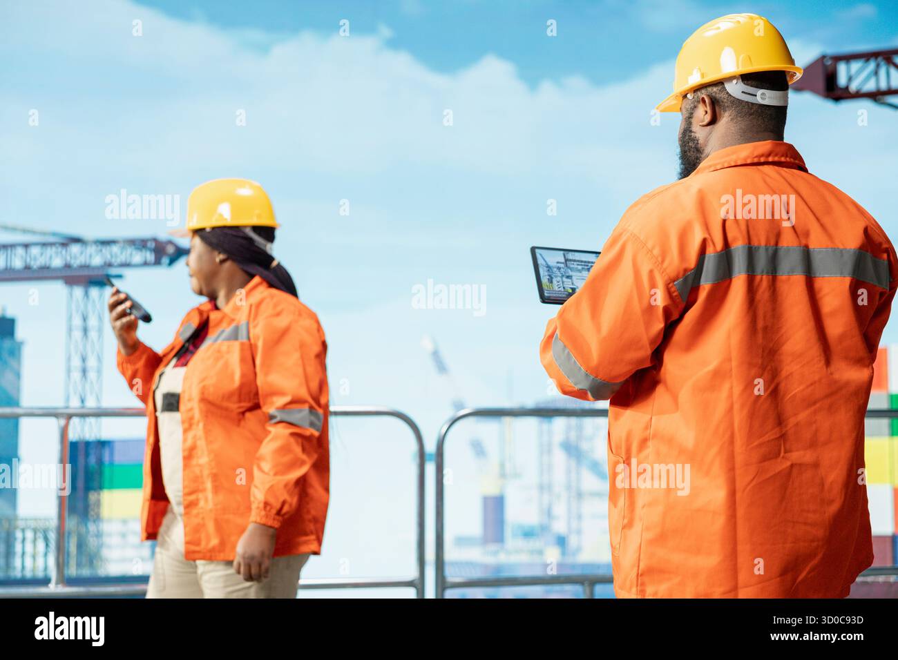 Experte für Offshore-Plattformen, die die Effizienz der Ölproduktion mithilfe der Tablet-App verfolgen. Mitarbeiter am Bohrgerät verwenden das Geräteprogramm, um die Sensorwerte der Ausrüstung zu überprüfen und Wartungsarbeiten durchzuführen Stockfoto