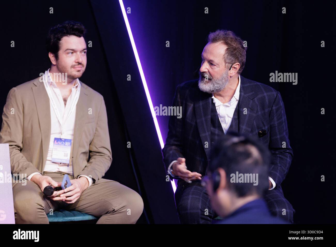 Die Diskussionsteilnehmer nehmen an der Diskussion „wie kann EU Funding Power Scale-up erfolgreich sein?“ teil. Während der Luxembourg Venture Days 2025 in der Luxexpo The Box in Kirchberg, Luxemburg, am 22. Oktober 2025. Von links nach rechts: Carolina Rossi (ESNA), Iwona Biernat (EIB), Ioana Mihai (EIB-EIC-Fonds), Louis-Geoffroy Terryn (Dealroom.Co) und Pascal Bouvier (MiddleGame Ventures). Stockfoto