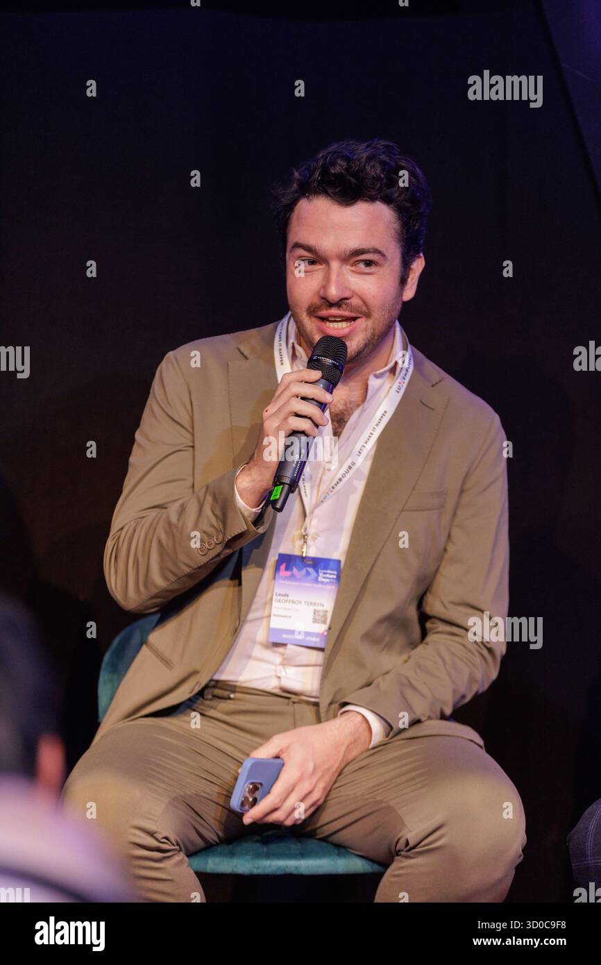 Die Diskussionsteilnehmer nehmen an der Diskussion „wie kann EU Funding Power Scale-up erfolgreich sein?“ teil. Während der Luxembourg Venture Days 2025 in der Luxexpo The Box in Kirchberg, Luxemburg, am 22. Oktober 2025. Von links nach rechts: Carolina Rossi (ESNA), Iwona Biernat (EIB), Ioana Mihai (EIB-EIC-Fonds), Louis-Geoffroy Terryn (Dealroom.Co) und Pascal Bouvier (MiddleGame Ventures). Stockfoto