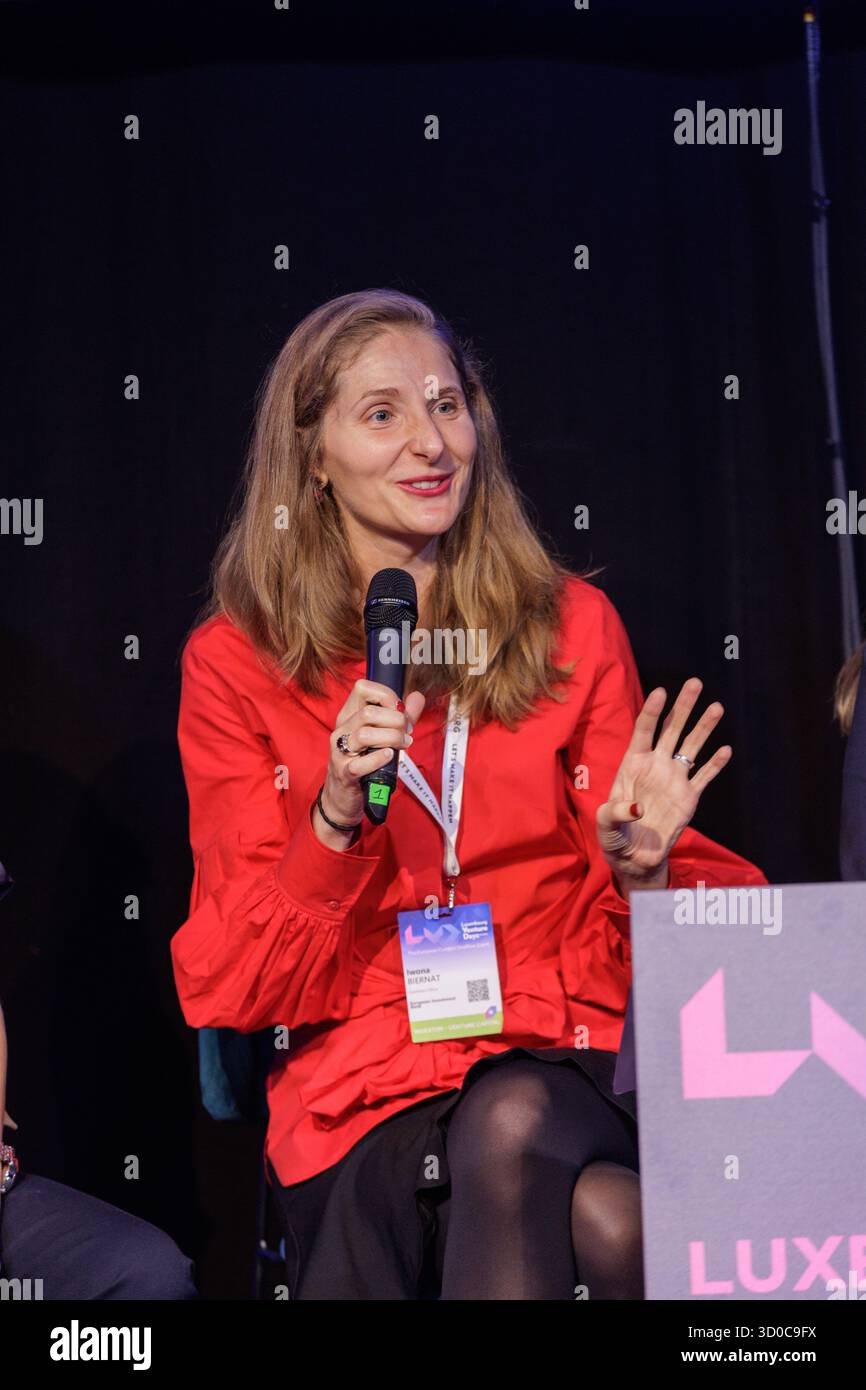 Die Diskussionsteilnehmer nehmen an der Diskussion „wie kann EU Funding Power Scale-up erfolgreich sein?“ teil. Während der Luxembourg Venture Days 2025 in der Luxexpo The Box in Kirchberg, Luxemburg, am 22. Oktober 2025. Von links nach rechts: Carolina Rossi (ESNA), Iwona Biernat (EIB), Ioana Mihai (EIB-EIC-Fonds), Louis-Geoffroy Terryn (Dealroom.Co) und Pascal Bouvier (MiddleGame Ventures). Stockfoto