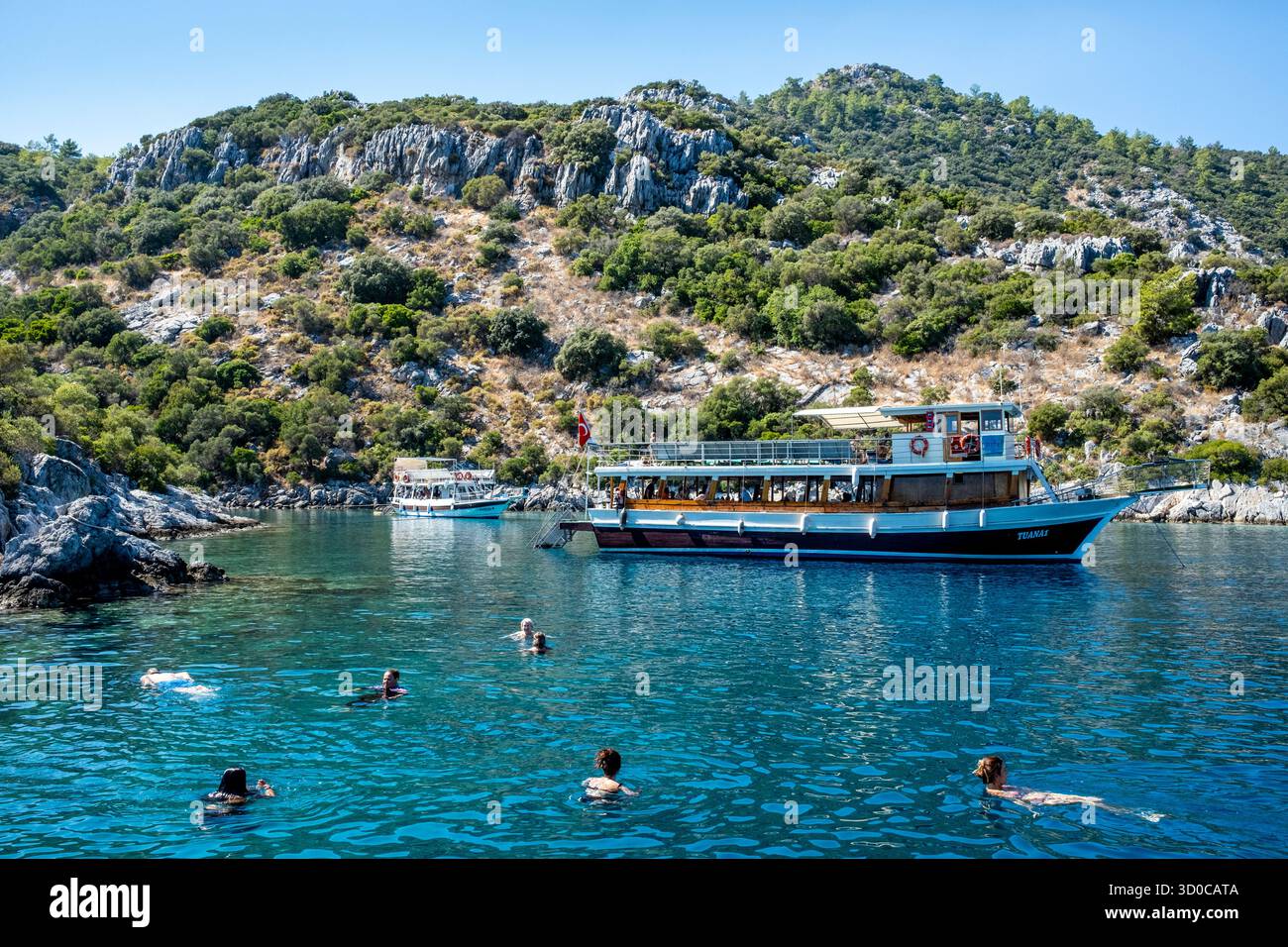 Touristen schwimmen im Meer während Einer entspannenden ganztägigen Vergnügungsbootfahrt um die Bucht, Marmaris, Provinz Mugla, Türkei. Stockfoto Touristen schwimmen im Meer während Einer entspannenden ganztägigen Vergnügungsbootfahrt um die Bucht, Marmaris, Provinz Mugla, Türkei. Stockfoto