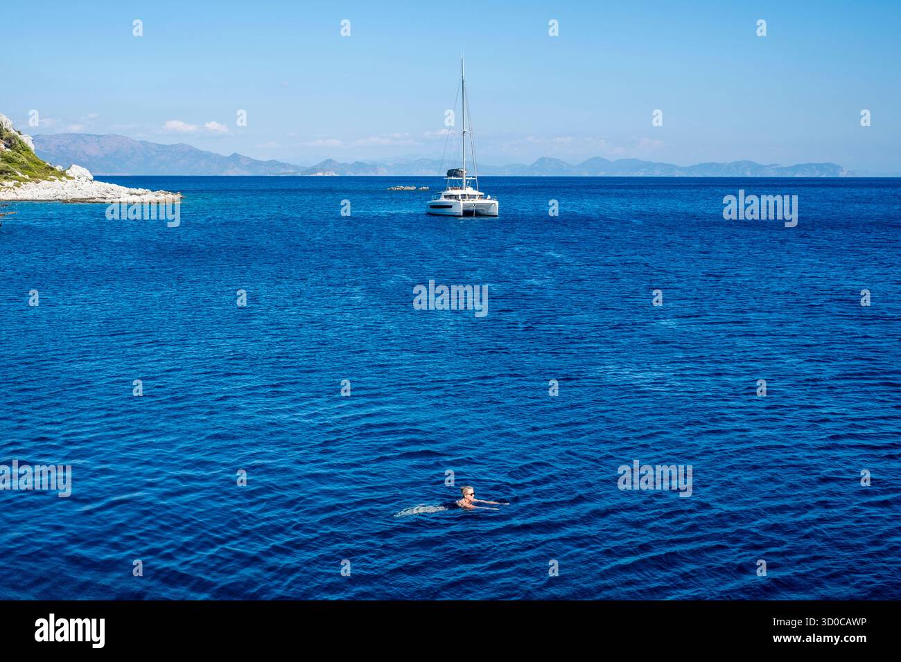 Eine weibliche Touristen schwimmt im Meer während Einer entspannenden ganztägigen Vergnügungsbootfahrt um die Bucht, Marmaris, Provinz Mugla, Türkei. Stockfoto Eine weibliche Touristen schwimmt im Meer während Einer entspannenden ganztägigen Vergnügungsbootfahrt um die Bucht, Marmaris, Provinz Mugla, Türkei. Stockfoto