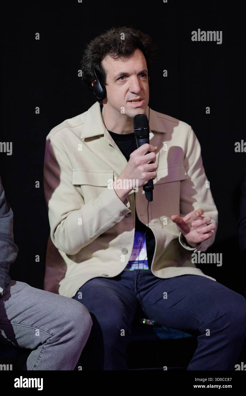 Der Bildschirm zeigt das Panel „Powering Defence Innovation with Venture Capital“, das vom NATO Innovation Fund während der Luxembourg Venture Days 2025 auf der Luxexpo the Box in Kirchberg, Luxemburg, am 22. Oktober 2025 vorgestellt wurde. Die Sitzung umfasst Ana Bernardo-Gancedo (NATO Innovation Fund), Jeremy Teboul (OTB Ventures), Yannick Oswald (Mangrove Capital Partners), Alex Jantzen (Aquark Technologies), David Dana (Expansion Ventures) und Ari Kristinn Jónsson (NATO Innovation Fund). Stockfoto