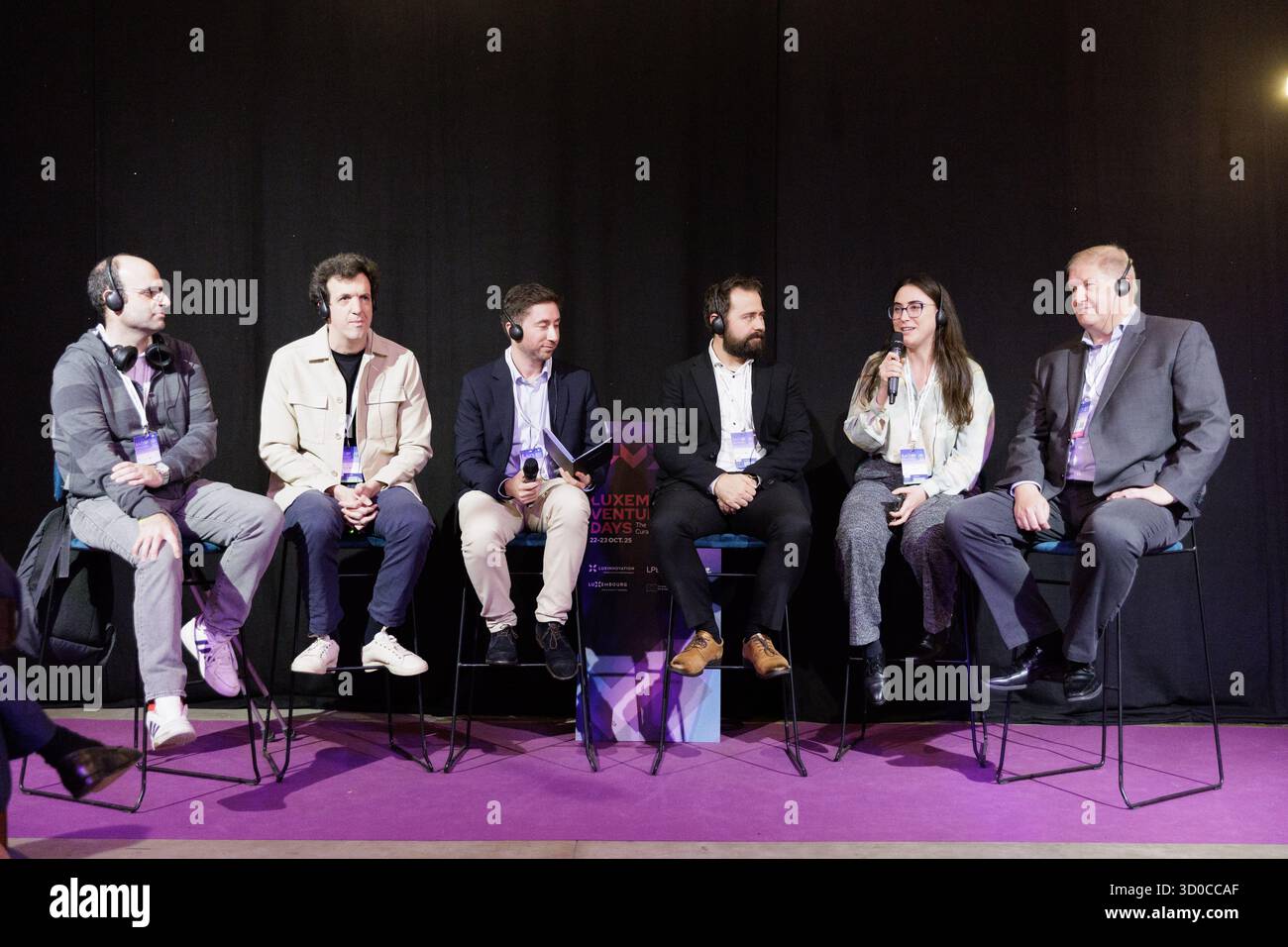 Der Bildschirm zeigt das Panel „Powering Defence Innovation with Venture Capital“, das vom NATO Innovation Fund während der Luxembourg Venture Days 2025 auf der Luxexpo the Box in Kirchberg, Luxemburg, am 22. Oktober 2025 vorgestellt wurde. Die Sitzung umfasst Ana Bernardo-Gancedo (NATO Innovation Fund), Jeremy Teboul (OTB Ventures), Yannick Oswald (Mangrove Capital Partners), Alex Jantzen (Aquark Technologies), David Dana (Expansion Ventures) und Ari Kristinn Jónsson (NATO Innovation Fund). Stockfoto