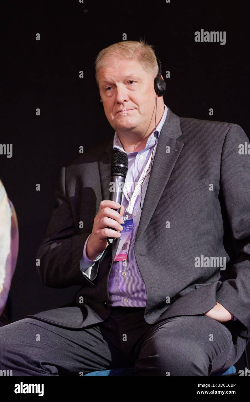 Der Bildschirm zeigt das Panel „Powering Defence Innovation with Venture Capital“, das vom NATO Innovation Fund während der Luxembourg Venture Days 2025 auf der Luxexpo the Box in Kirchberg, Luxemburg, am 22. Oktober 2025 vorgestellt wurde. Die Sitzung umfasst Ana Bernardo-Gancedo (NATO Innovation Fund), Jeremy Teboul (OTB Ventures), Yannick Oswald (Mangrove Capital Partners), Alex Jantzen (Aquark Technologies), David Dana (Expansion Ventures) und Ari Kristinn Jónsson (NATO Innovation Fund). Stockfoto