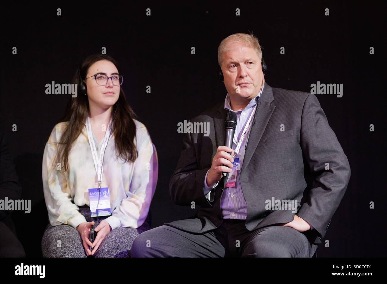 Der Bildschirm zeigt das Panel „Powering Defence Innovation with Venture Capital“, das vom NATO Innovation Fund während der Luxembourg Venture Days 2025 auf der Luxexpo the Box in Kirchberg, Luxemburg, am 22. Oktober 2025 vorgestellt wurde. Die Sitzung umfasst Ana Bernardo-Gancedo (NATO Innovation Fund), Jeremy Teboul (OTB Ventures), Yannick Oswald (Mangrove Capital Partners), Alex Jantzen (Aquark Technologies), David Dana (Expansion Ventures) und Ari Kristinn Jónsson (NATO Innovation Fund). Stockfoto