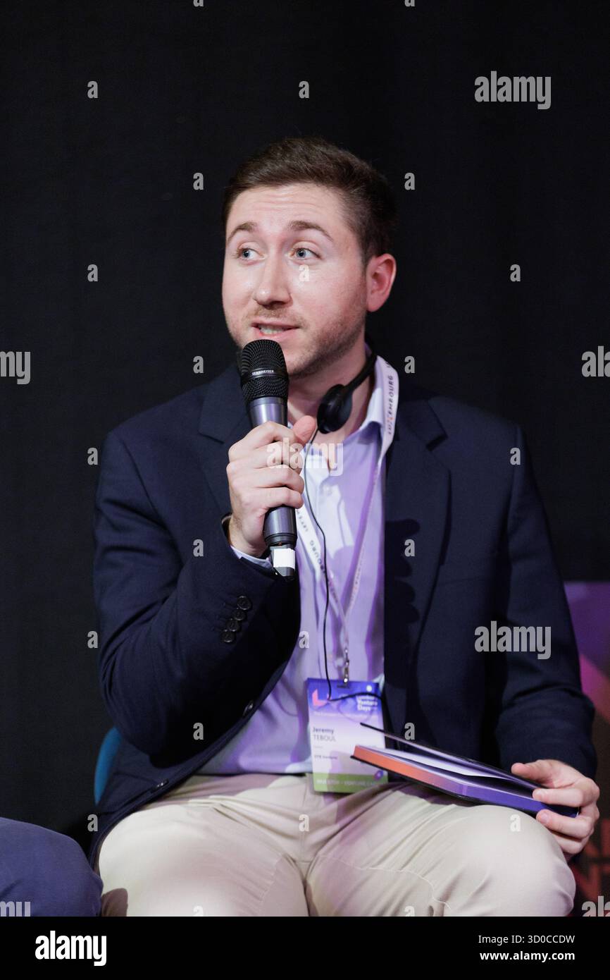 Der Bildschirm zeigt das Panel „Powering Defence Innovation with Venture Capital“, das vom NATO Innovation Fund während der Luxembourg Venture Days 2025 auf der Luxexpo the Box in Kirchberg, Luxemburg, am 22. Oktober 2025 vorgestellt wurde. Die Sitzung umfasst Ana Bernardo-Gancedo (NATO Innovation Fund), Jeremy Teboul (OTB Ventures), Yannick Oswald (Mangrove Capital Partners), Alex Jantzen (Aquark Technologies), David Dana (Expansion Ventures) und Ari Kristinn Jónsson (NATO Innovation Fund). Stockfoto