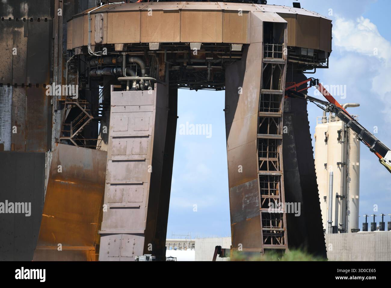 Raumschiff 38 Vorbereitungen vor einem statischen Brandversuch auf der Orbitalstartanlage, Pad A, Sternenbasis, Boca Chica, Texas, September 2025 Wo: Boca Chica, Texas, Vereinigte Staaten Wann: 20 Sep 2025 Credit: Anthony Stanley/WENN Stockfoto
