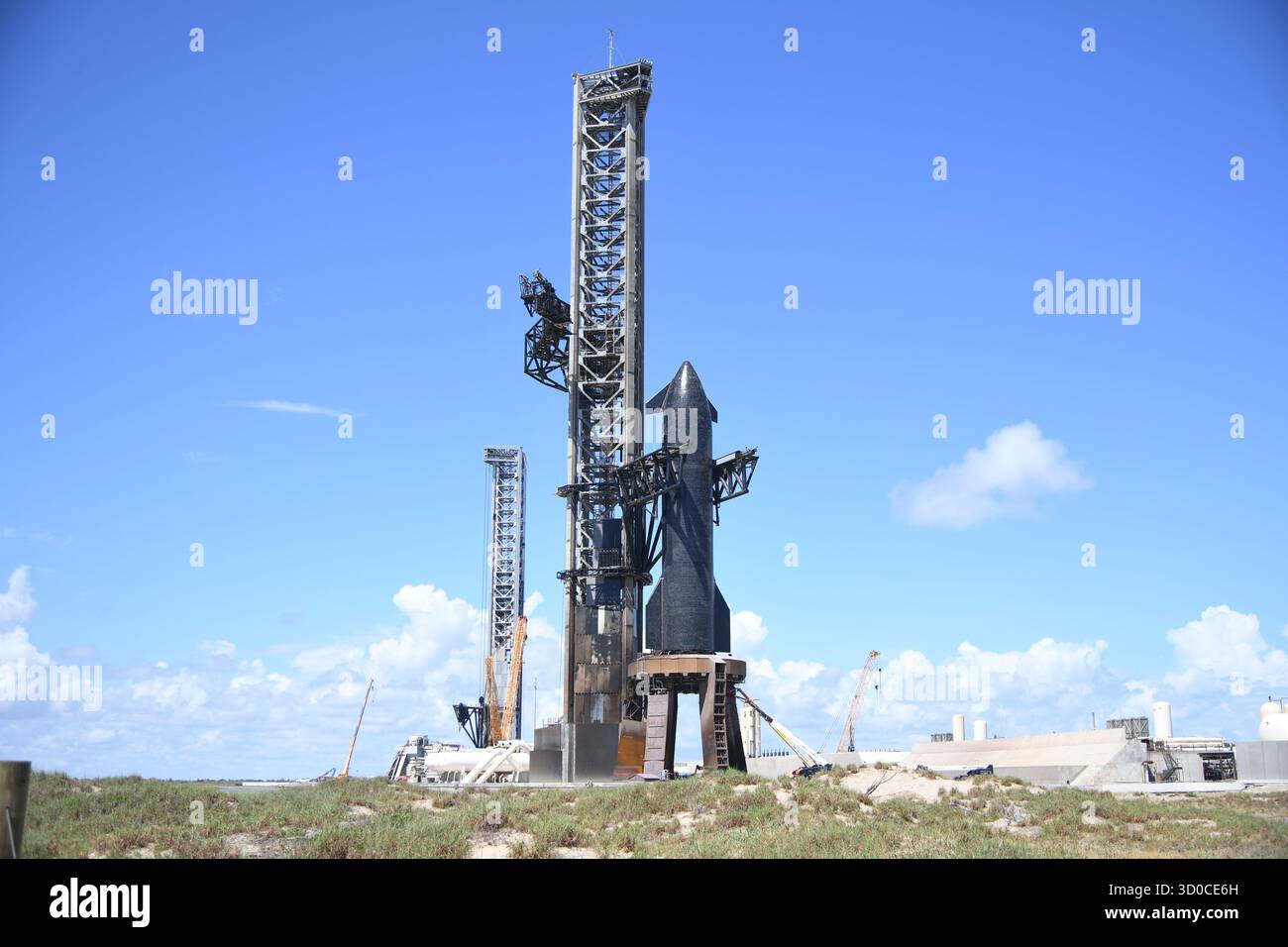 Raumschiff 38 Vorbereitungen vor einem statischen Brandversuch auf der Orbitalstartanlage, Pad A, Sternenbasis, Boca Chica, Texas, September 2025 Wo: Boca Chica, Texas, Vereinigte Staaten Wann: 20 Sep 2025 Credit: Anthony Stanley/WENN Stockfoto