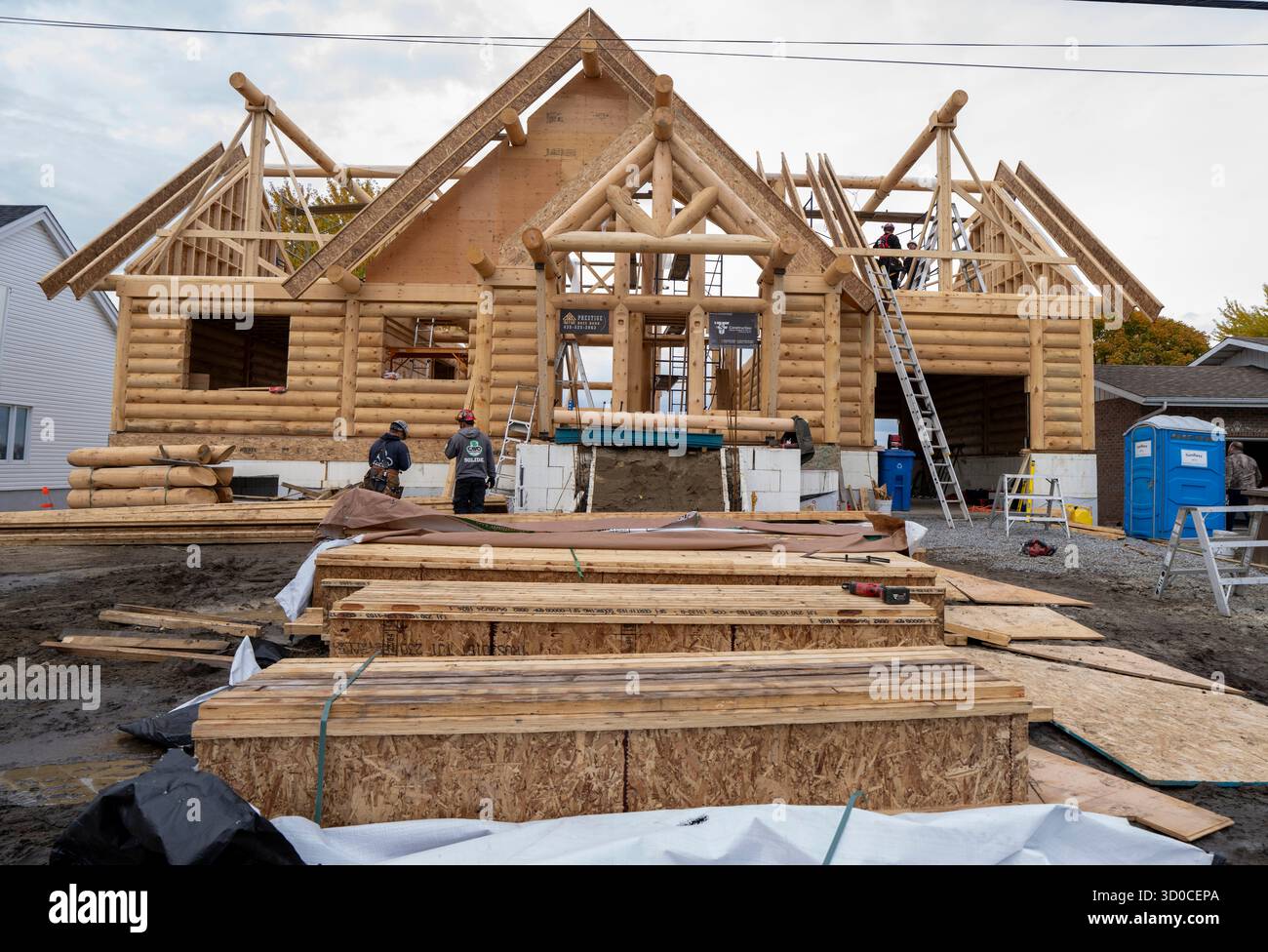 Salaberry De Valleyfield, Kanada. Oktober 2025. Zimmerleute bauen am Mittwoch, den 22. Oktober 2025, in Salaberry-de-Valleyfield, Que, ein Blockhaus aus Weißkiefer. Der ursprünglich aus den Vereinigten Staaten stammende Eigentümer wollte einen nachhaltigen Bau mit Firmen und Weichholzholz aus Quebec und gegebenenfalls Ontario. Quelle: The Canadian Press/Alamy Live News Stockfoto
