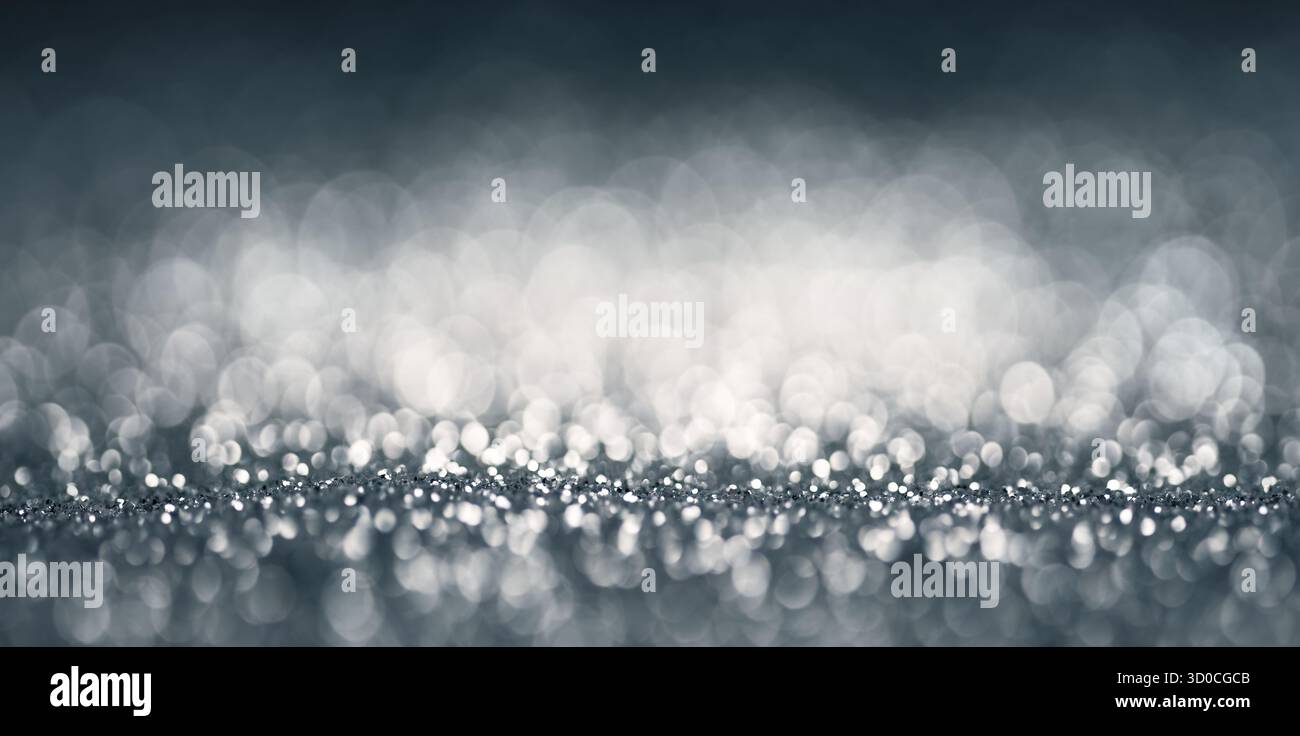 Silbergrauer Hintergrund mit Glitzer-Textur, ein elegantes Makrobild als abstrakter Rahmen mit Bokeh-Kreisen und Kopierraum Stockfoto